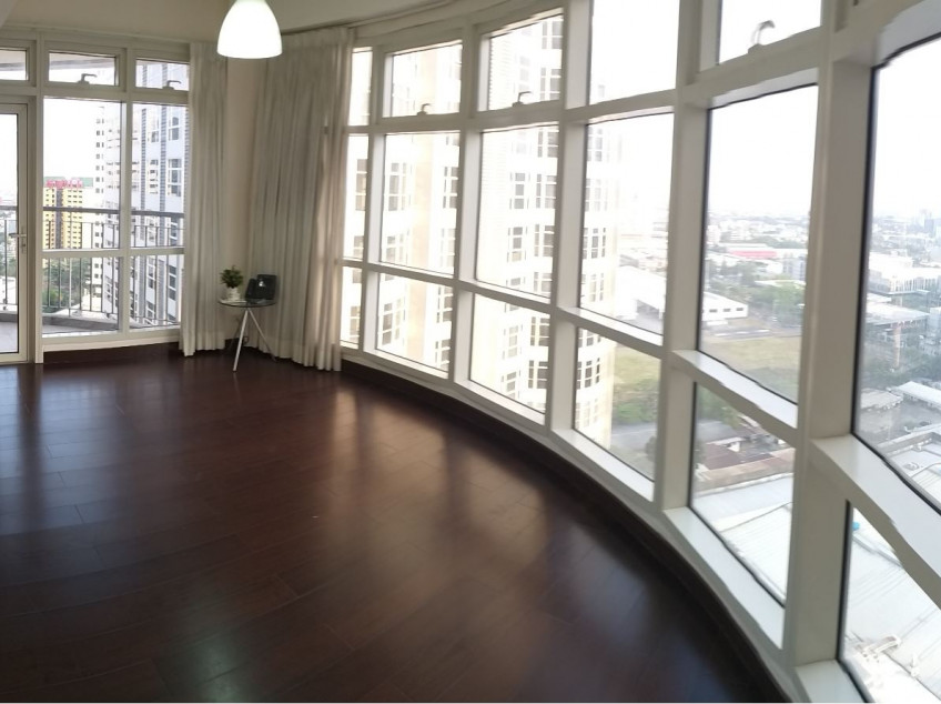 Twin Oaks Place, 48 sqm, 1 bedroom, corner unit with balcony, semi furnished for sale