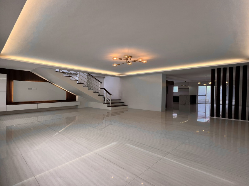 3 Storey House and Lot for Sale in BF Resort Las Piñas City for only 15M