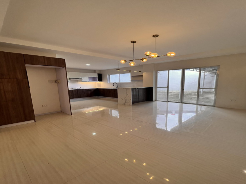 3 Storey House and Lot for Sale in BF Resort Las Piñas City for only 15M