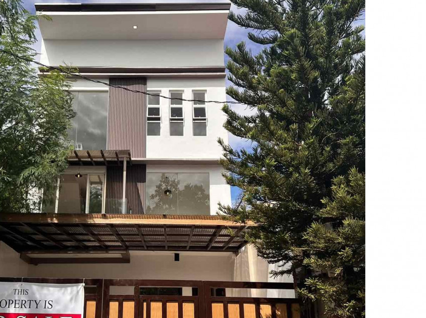 3 Storey House and Lot for Sale in BF Resort Las Piñas City for only 15M