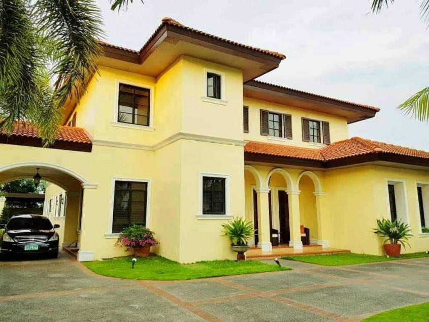 Villa in the City of Angeles