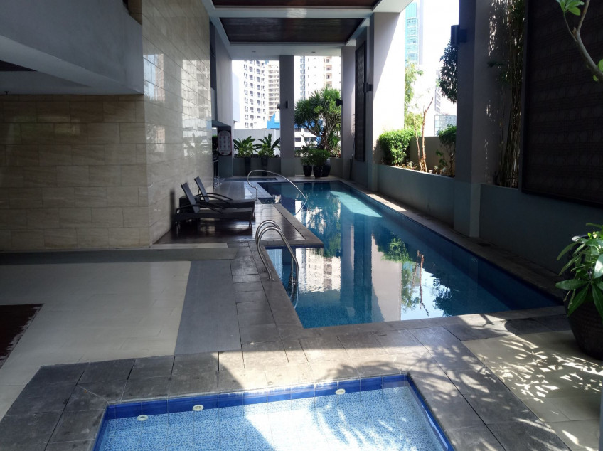 FOR RENT SPACIOUS 1 BEDROOM FULLY FURNISHED AT MOSAIC TOWER MAKATI