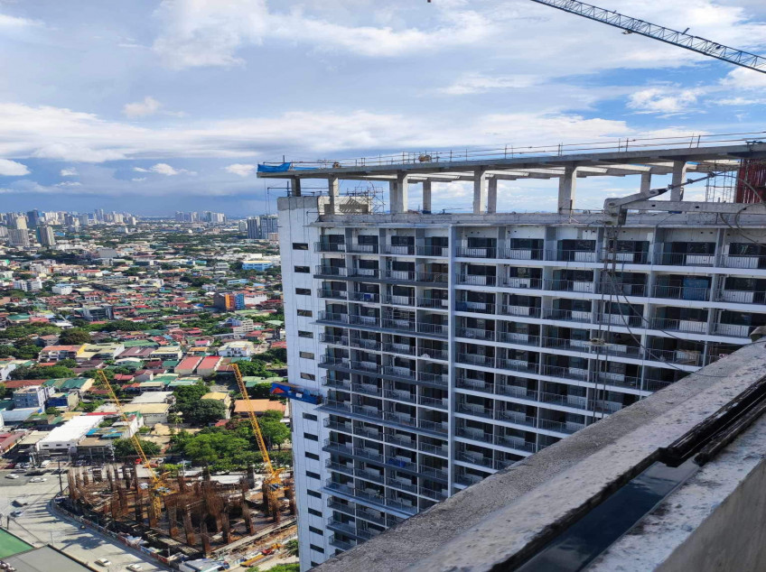 GLAM RESIDENCES 1 BR W/ BALCONY ALONG EDSA KAMUNING BESIDE GMA 7 TOWER