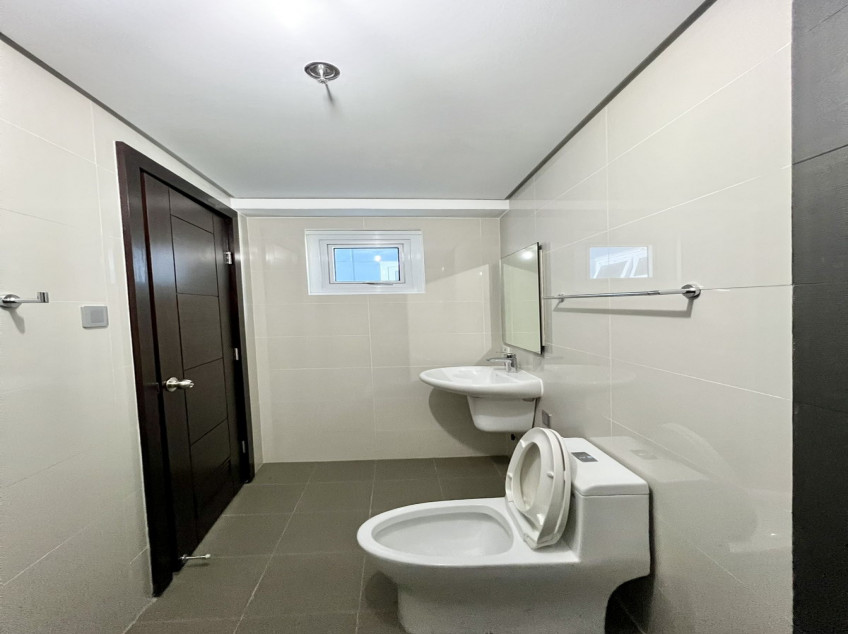 Unfurnished 2BR For Sale@Trion 3, 8th Avenue, BGC