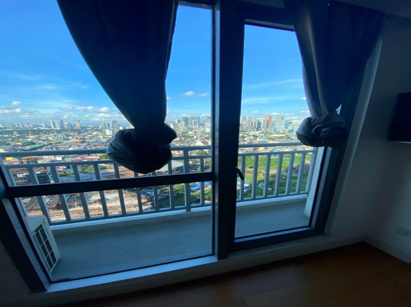 1BR Condo Acqua Livingstone (Negotiable)