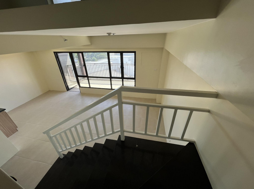 2 Bedroom Bi-Level Condo With Balcony In Tagaytay Facing Taal Volcano