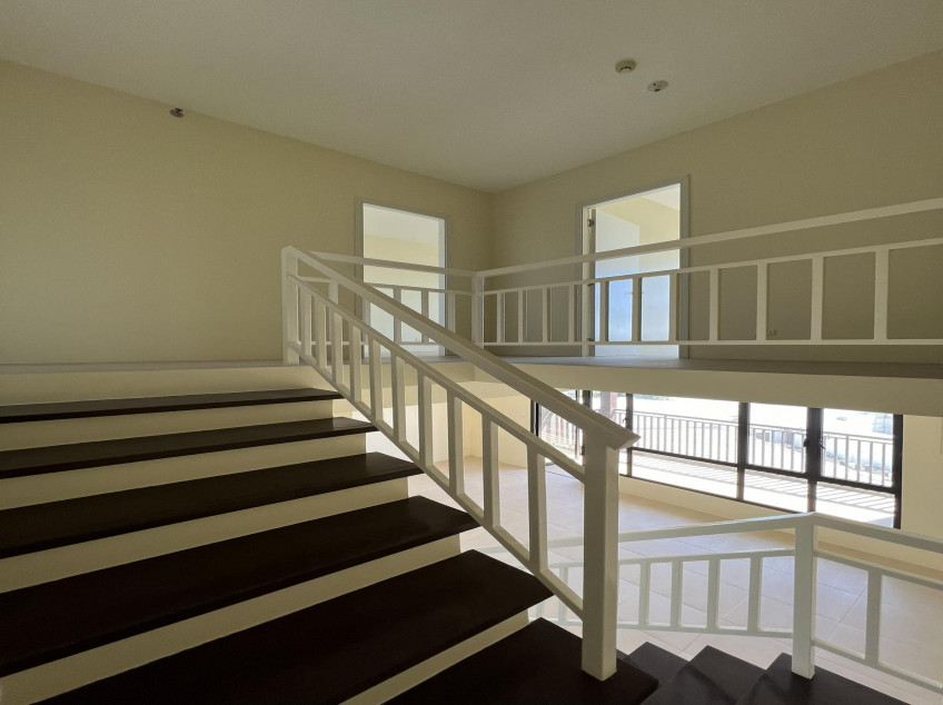2 Bedroom Bi-Level Condo With Balcony In Tagaytay Facing Taal Volcano