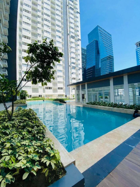 1 BR With Balcony Condo In BGC Near St. Luke BGC Uptown Mall Serendra And High Street