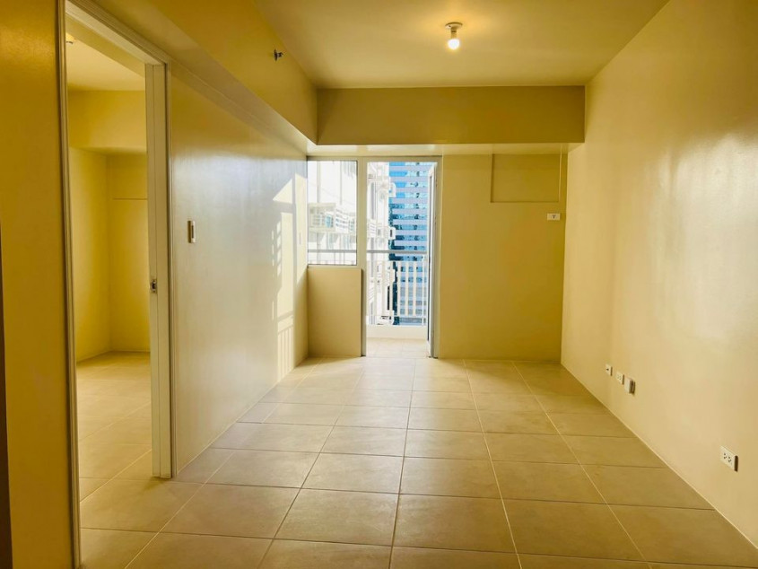 1 BR With Balcony Condo In BGC Near St. Luke BGC Uptown Mall Serendra And High Street