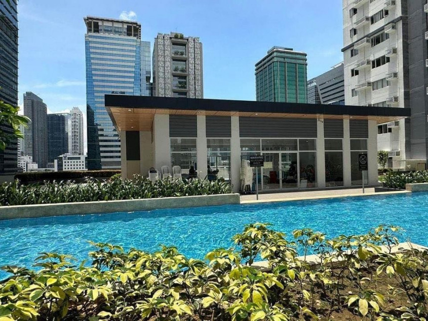 1 BR With Balcony Condo In BGC Near St. Luke BGC Uptown Mall Serendra And High Street