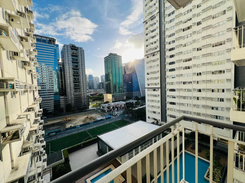 1 BR With Balcony Condo In BGC Near St. Luke BGC Uptown Mall Serendra And High Street