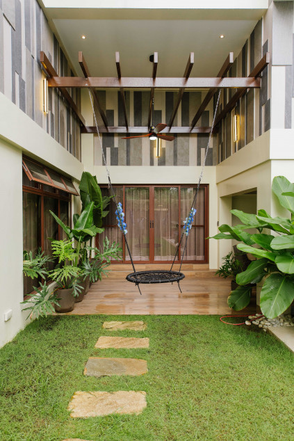 For Sale: 6 Bedroom Modern House And Lot In Multinational Village, Parañaque City