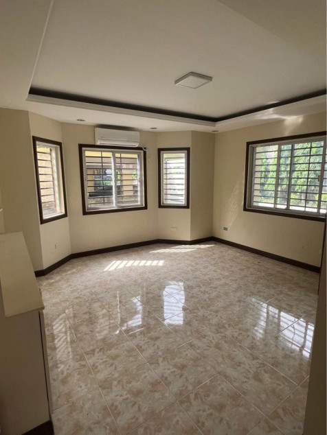 Pre-owned 4 BR House in Herencia Julieta Villas 2 Mabiga Mabalacat