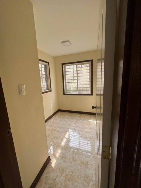 Pre-owned 4 BR House in Herencia Julieta Villas 2 Mabiga Mabalacat