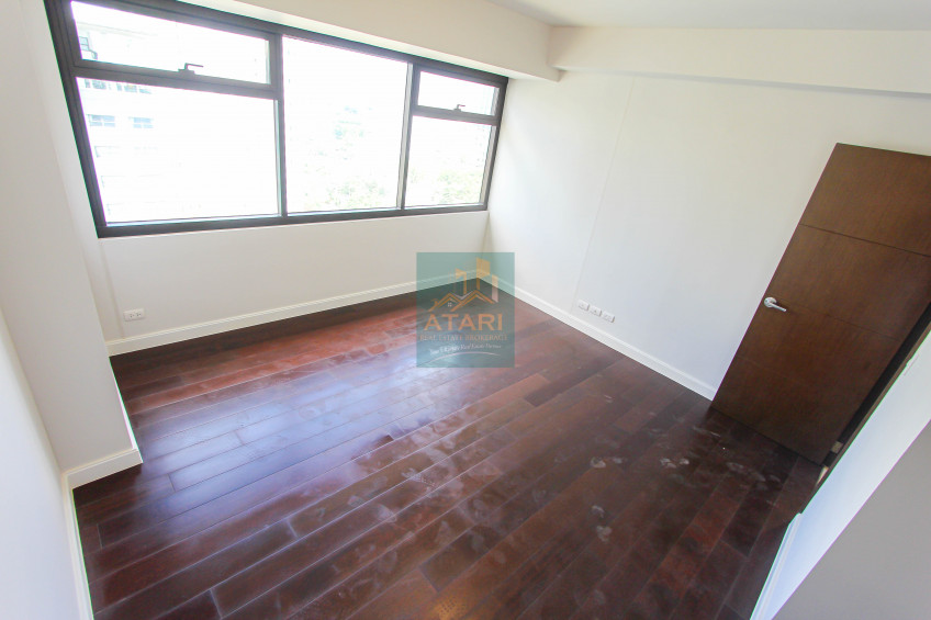 Luxe Living In Alcoves: 1-Bedroom Oasis With Parking For Sale