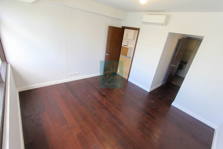 Luxe Living In Alcoves: 1-Bedroom Oasis With Parking For Sale