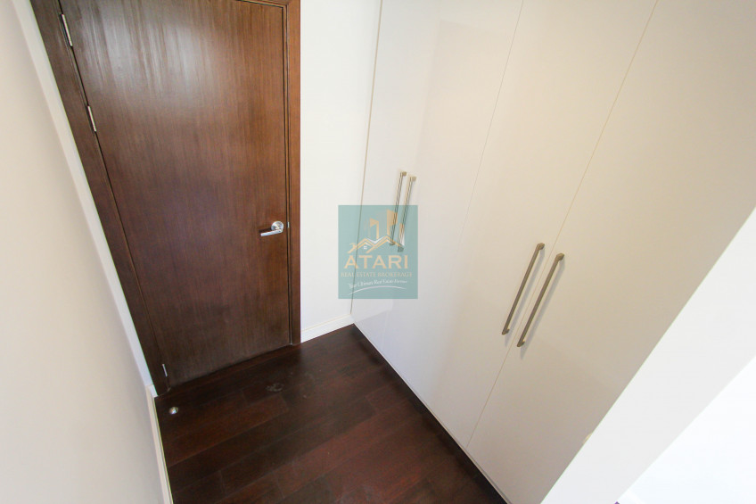 Luxe Living In Alcoves: 1-Bedroom Oasis With Parking For Sale