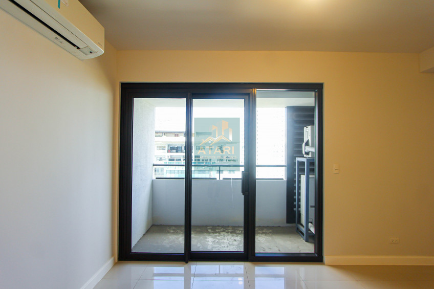 Luxe Living In Alcoves: 1-Bedroom Oasis With Parking For Sale