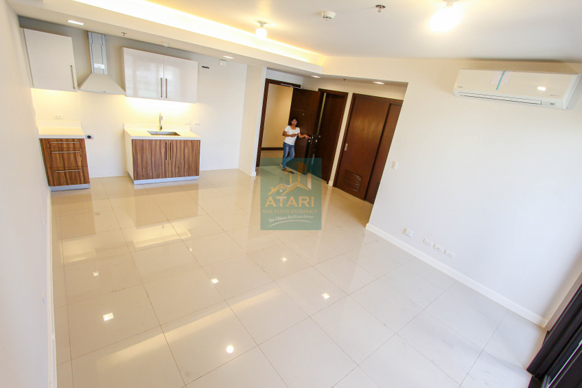 Luxe Living In Alcoves: 1-Bedroom Oasis With Parking For Sale