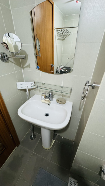 Free Wifi: Eton Tower Makati Semi Furnished Condo For Rent