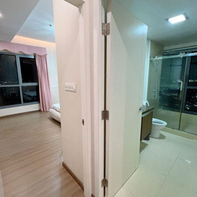 Corner 2BR Condo For Sale With Balcony In Shang Salcedo Place, Makati