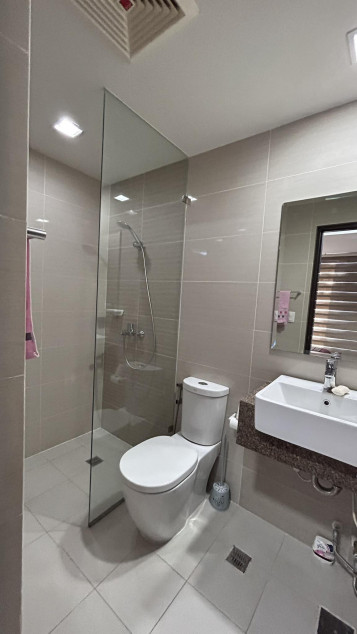 Clean Title RFO 2BR With Balcony & Parking For Sale At Three Central Salcedo Village Makati