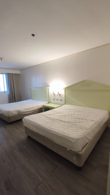 Semi Furnished Studio Unit With 2 Beds At Oxford Suites Makati