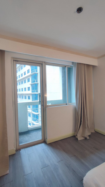 Semi Furnished Studio Unit With 2 Beds At Oxford Suites Makati
