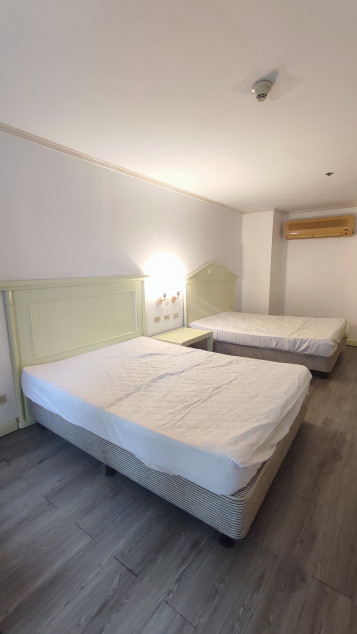 Semi Furnished Studio Unit With 2 Beds At Oxford Suites Makati