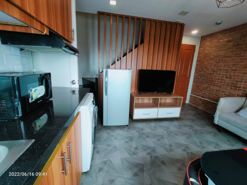 1 BR Loft Type In Victoria De Makati