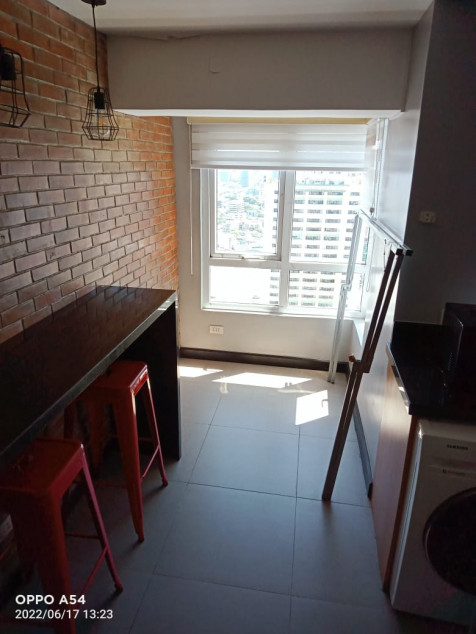 For Sale 1 BR Big Cut Unit At Victoria  De Makati