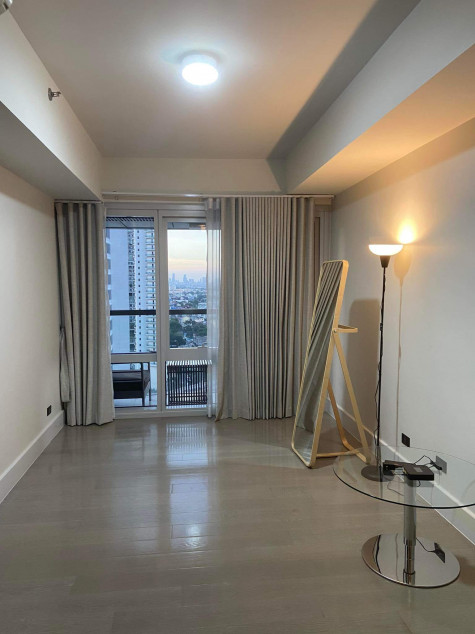 1 Bedroom Facing Amenities With 1 Parking Slot In 8 Rockwell, Makati