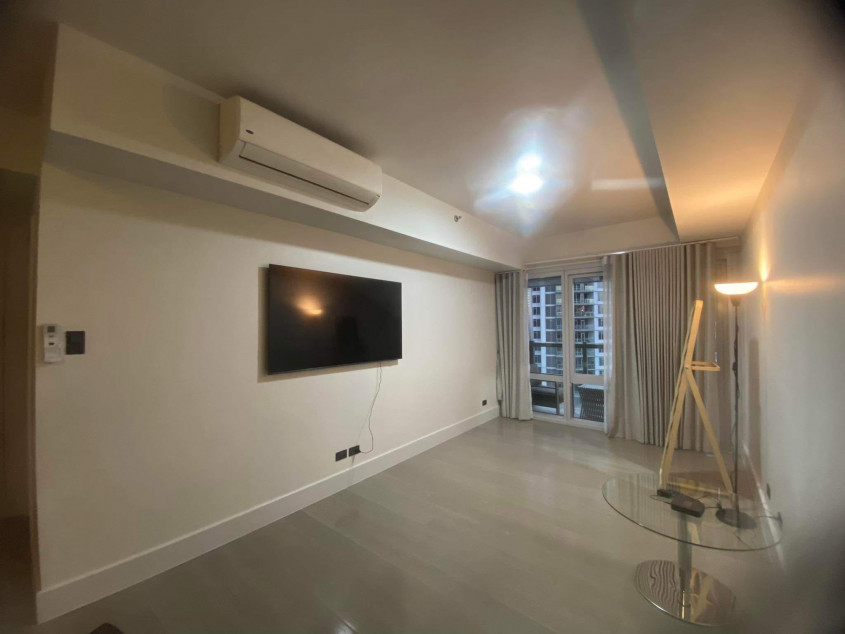 1 Bedroom Facing Amenities With 1 Parking Slot In 8 Rockwell, Makati