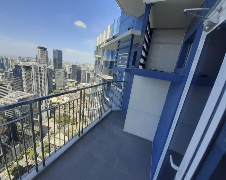 RFO 3BR With Balcony For Sale At The Trion Towers BGC Taguig