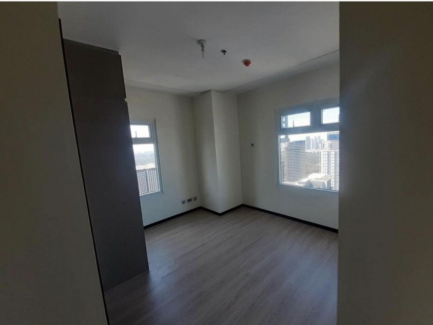 RFO 3BR With Balcony For Sale At The Trion Towers BGC Taguig