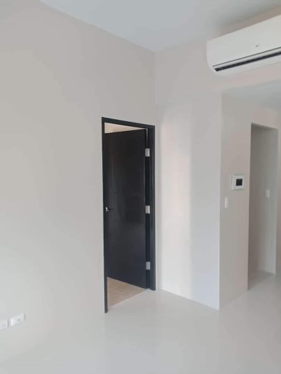 1 BEDROOM UNIT IN 81 NEWPORT BLVD. NEWPORT CITY, FACING AMENITIES