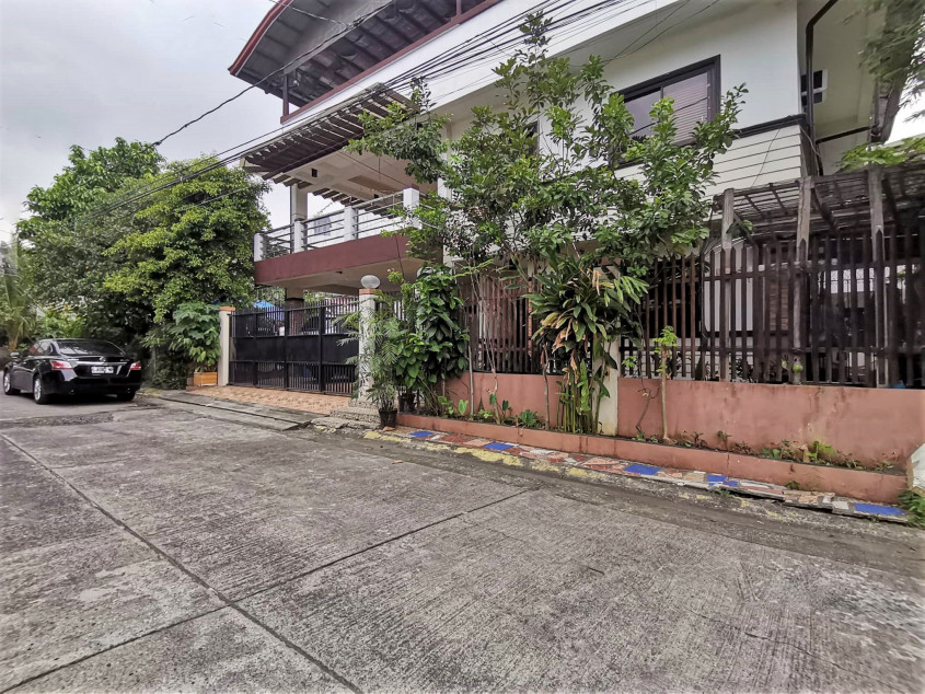 2-Storey House With Huge Roof Deck (Corner, Big Lot) Las Piñas City