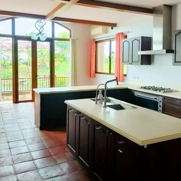 Spanish Mediterranean House & Lot for Sale  - Oahu Island South Lake Village