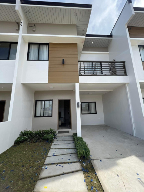Big Townhouse in Mabalacat Near Clark For Sale