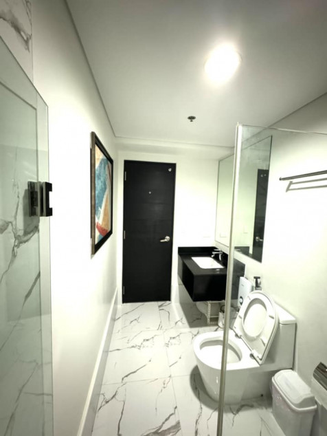 RFO 1BR w/ Balcony & Parking FOR LEASE or FOR SALE at Solstice Condominium Circuit Makati