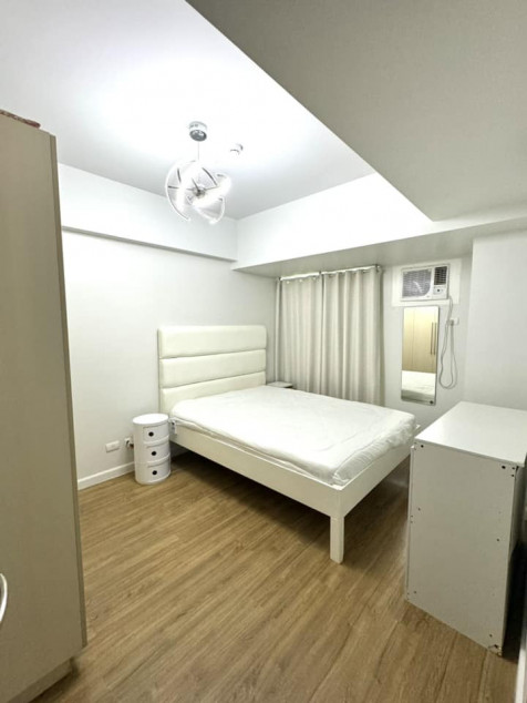RFO 1BR w/ Balcony & Parking FOR LEASE or FOR SALE at Solstice Condominium Circuit Makati
