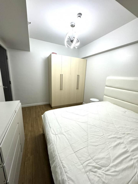 RFO 1BR w/ Balcony & Parking FOR LEASE or FOR SALE at Solstice Condominium Circuit Makati