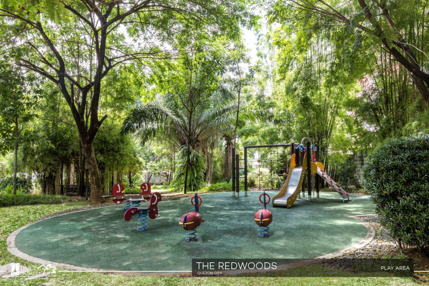 Redwoods, 2 Bedroom Condo Fairview QC Reduced to sell!