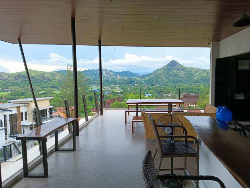 Panoramic Ocean and Mountain View Luxury House For Sale By Owner in Baretto, Olongapo City