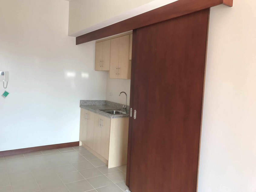 Clean Title RFO Studio Unit with Parking FOR SALE at Paseo De Roces Legazpi Village Makati