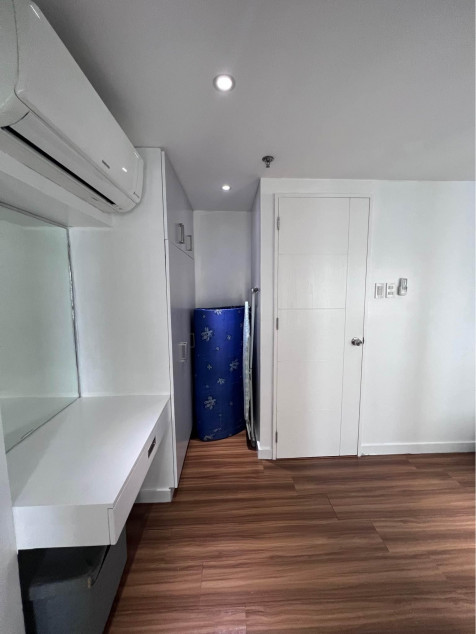 Clean Title Furnished 2BR Bi-level Unit FOR SALE at Fort Victoria BGC Taguig