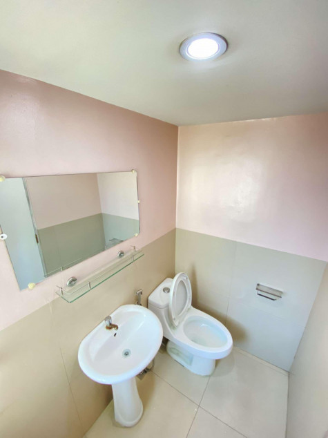 Semi Furnished Unit At Fort Victoria BGC