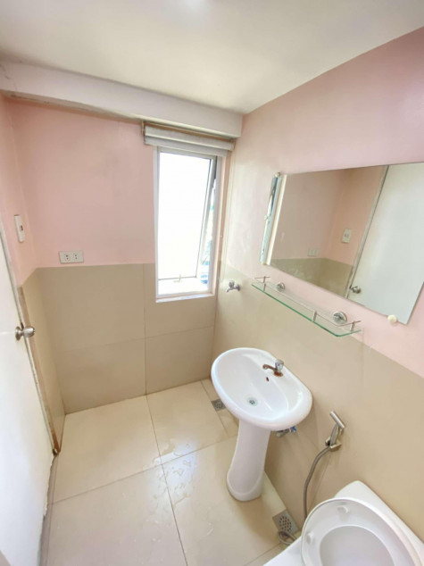 Semi Furnished Unit At Fort Victoria BGC