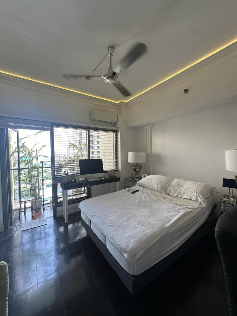 Clean Title RFO 1 Bedroom With Balcony For Sale At Mosaic Tower Legazpi Village Makati