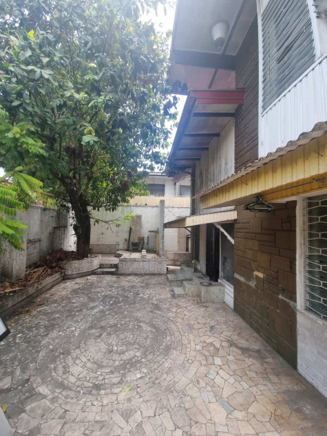 Residential Lot With Dated House In San Antonio Village Makati City
